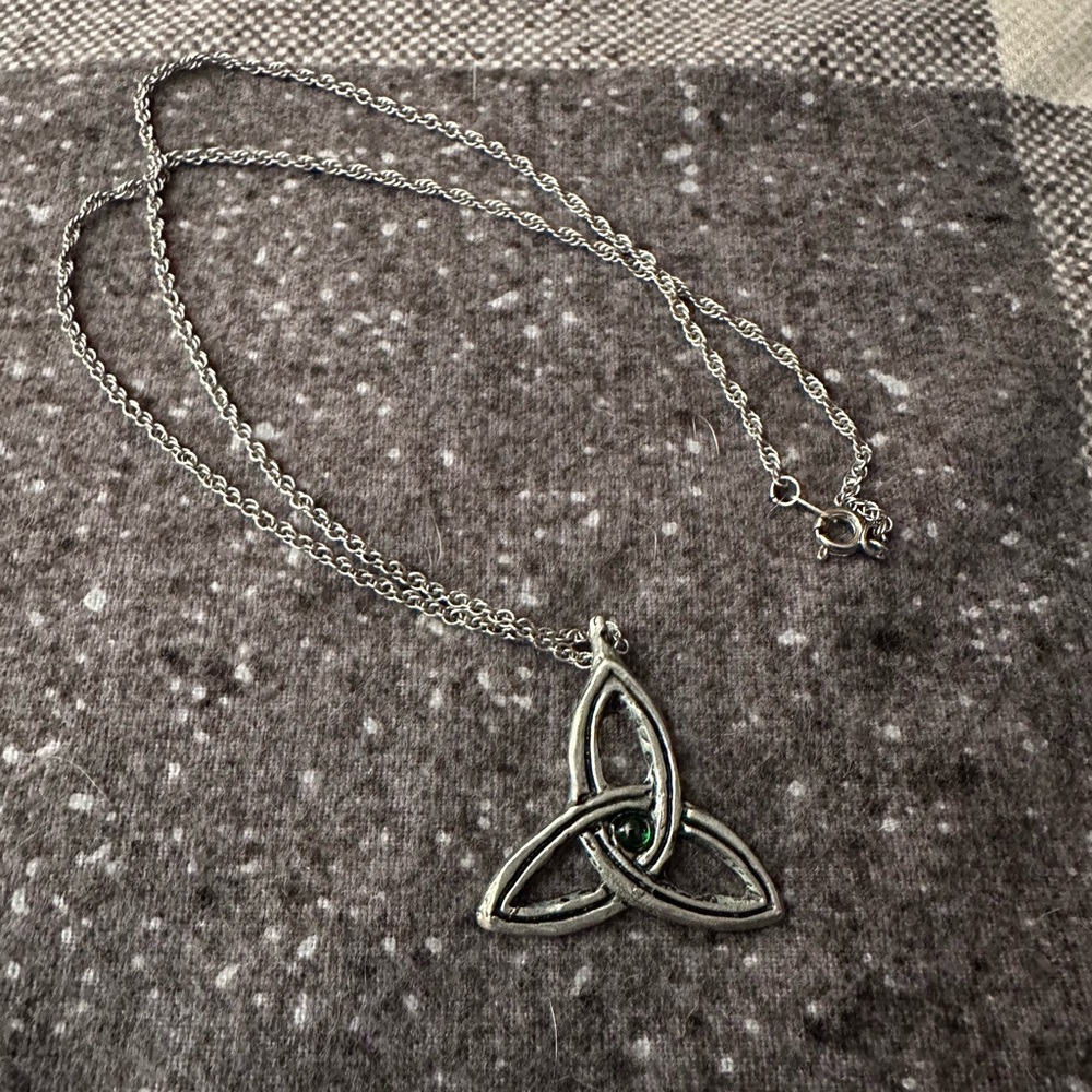 🍀💚 Handmade Celtic Knot Necklace